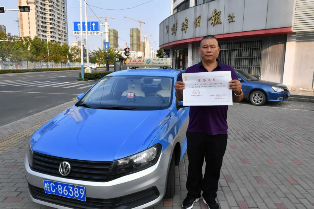 ?天天正能量官方|当着民警的面“车窗抛物”后获奖五千元，的哥懵了！