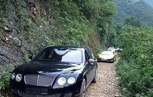 []?为救老太太错过高考，高考后抱头痛哭，陌生人主动承担4年学费