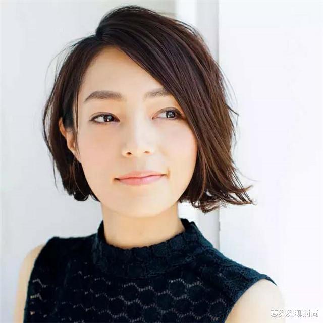 『发型』到了40岁的“家庭妇女”，有白发的剪这3种发型，时髦减龄又气质