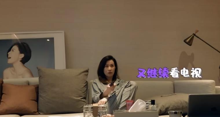 佘诗曼▲佘诗曼上真人秀卸妆，素颜皮肤状态好，主持人欣然又开始指指点点