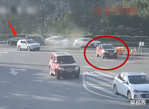 常视界|车主服务区路口突然停车，致后面车子连续追尾，看到闯祸后车主急忙逃离！