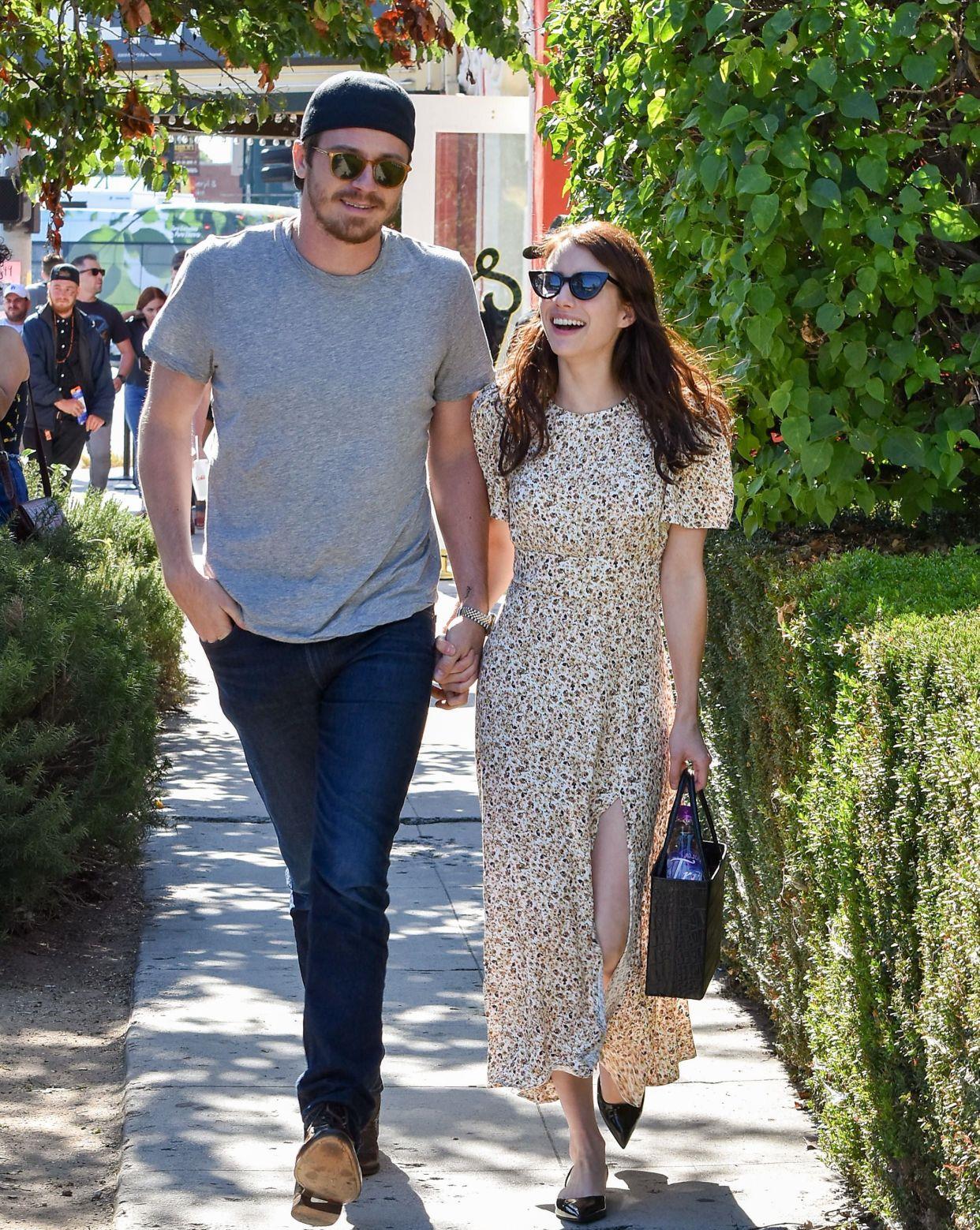 艾玛·罗伯茨|艾玛·罗伯茨大热天穿毛衣，原来是怀孕了，高个子男友太英俊