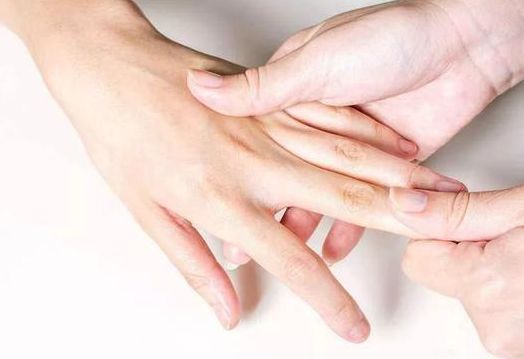 肝癌■50岁男子，查出肝癌晚期，妻子病床前痛哭：是我害了你
