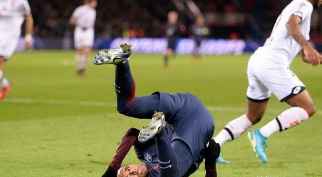 内马尔：交易来袭！内马尔离队报价2亿，巴萨拒绝，上演剧本，双方有矛盾