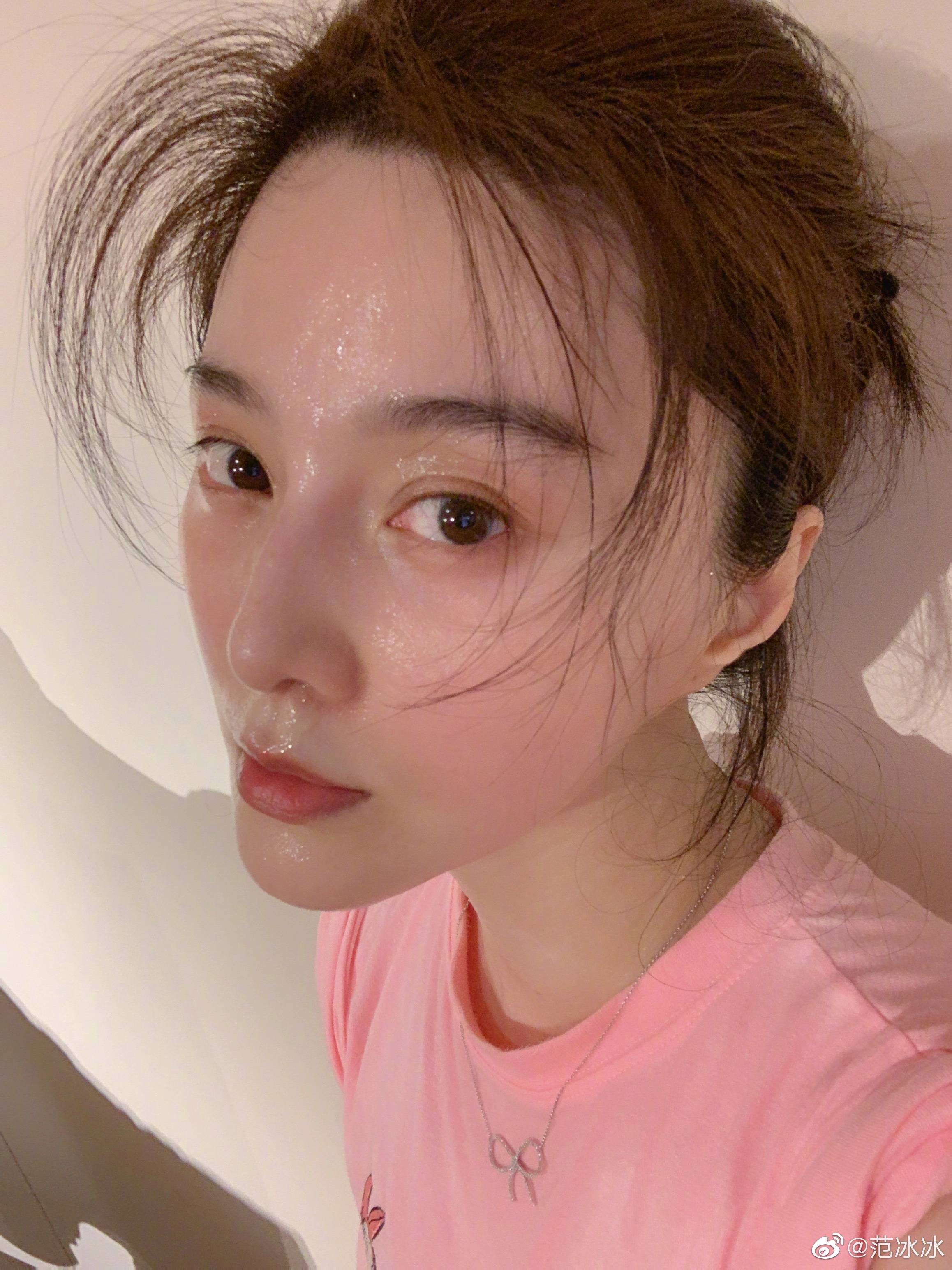 范冰冰■范冰冰晒健身后自拍，香汗淋漓面色红润，颜值身材丝毫不减