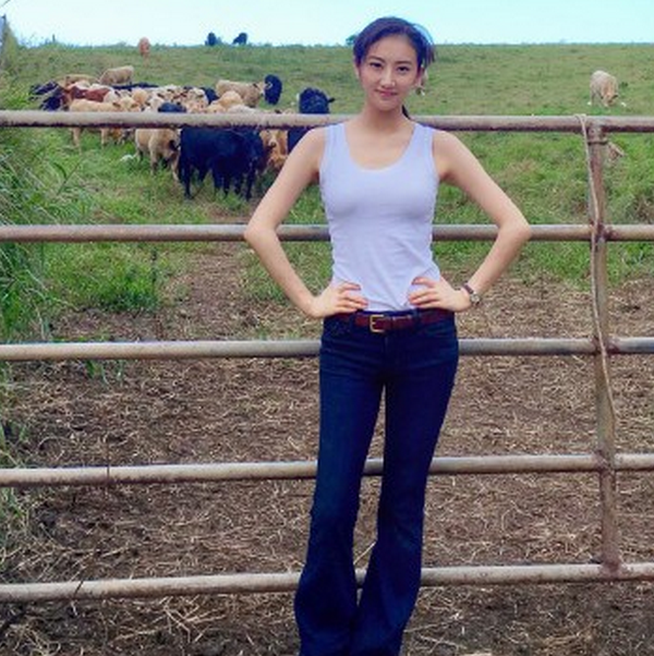 景甜早年前旧照被扒,当看到原图后,网友:怪不得资源这么好