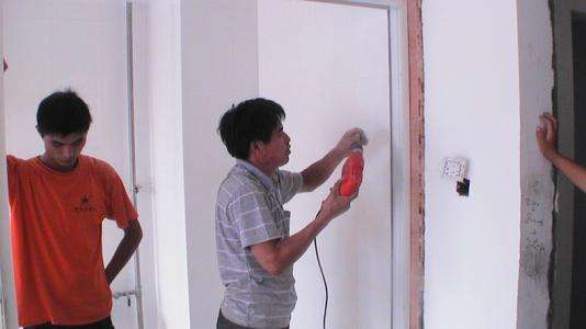 ：万万不要让工人这样装木门，后悔入住才察觉，聪明人一眼就懂了