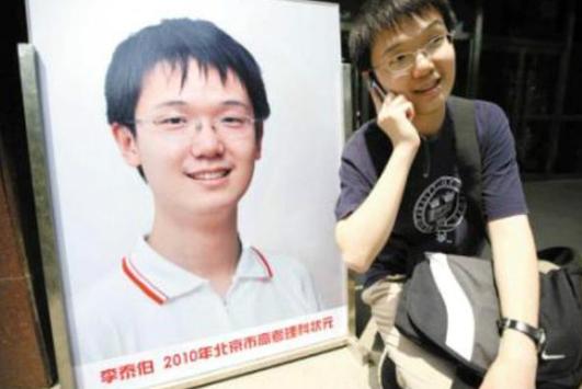 「」高考703分遭11所大学拒收,被嘲\高分低能\的李泰伯,如今过怎样