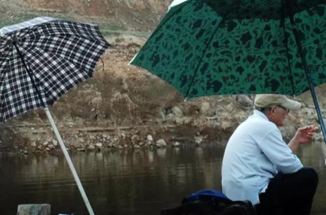 []不打牌，不跳舞，我的父亲是个钓鱼迷