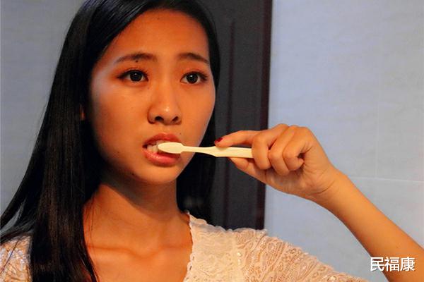 医生|吃饭总是咬到舌头，一查竟是舌癌？医生：原因有两个，要重视