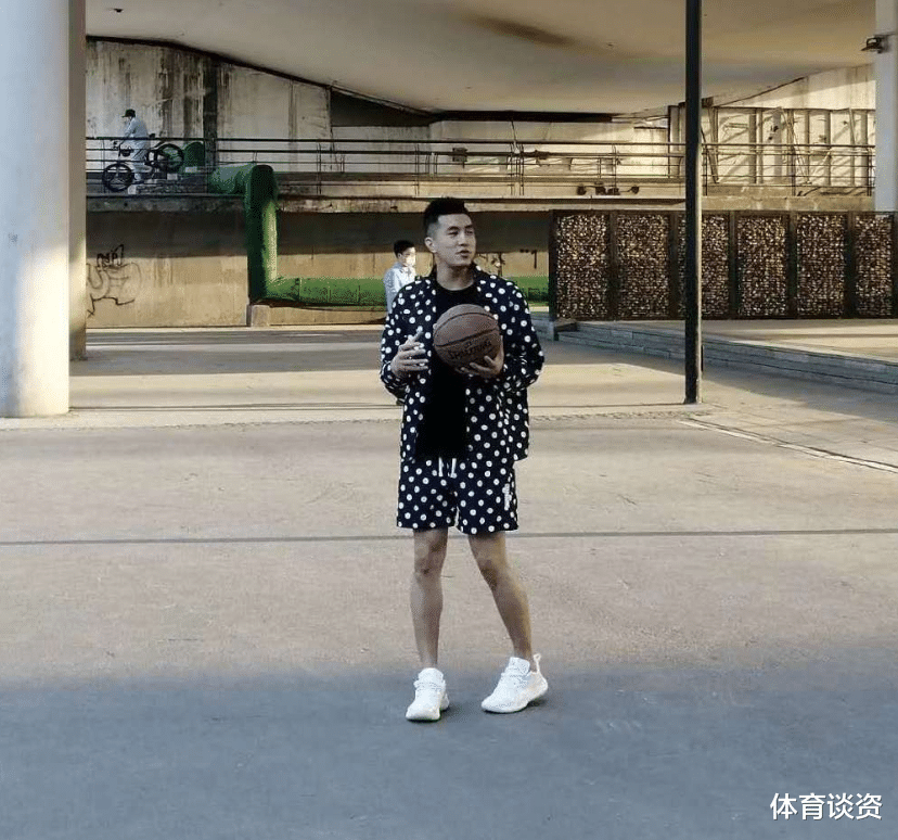 「郭艾伦」变瘦了？郭艾伦现身野球场，“娘炮”打扮引吐槽，球迷调侃：像蔡徐坤