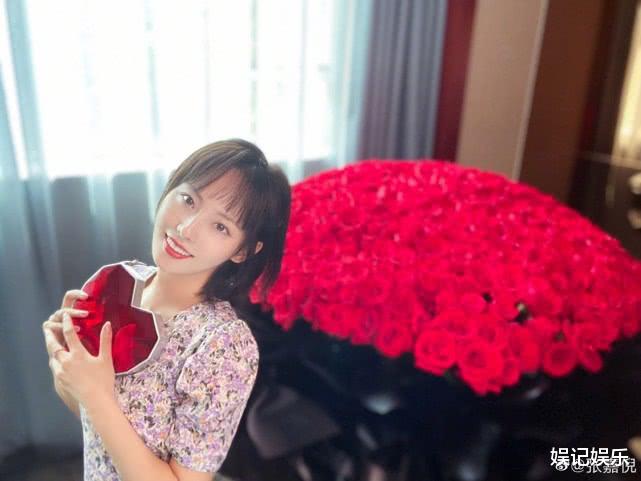 张嘉倪@张嘉倪收到520朵玫瑰花，拍照“放飞自我”，告白老公被宠到任性