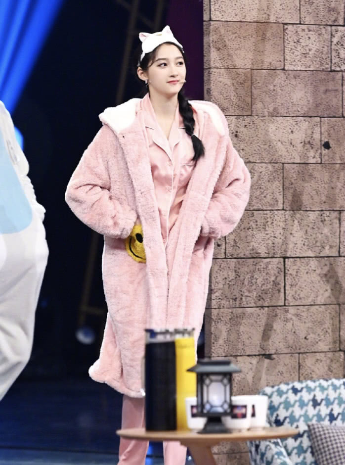 『关晓彤』关晓彤瘦了有十斤吧？新照腿快比胳膊细了，发文借歌词表明心境