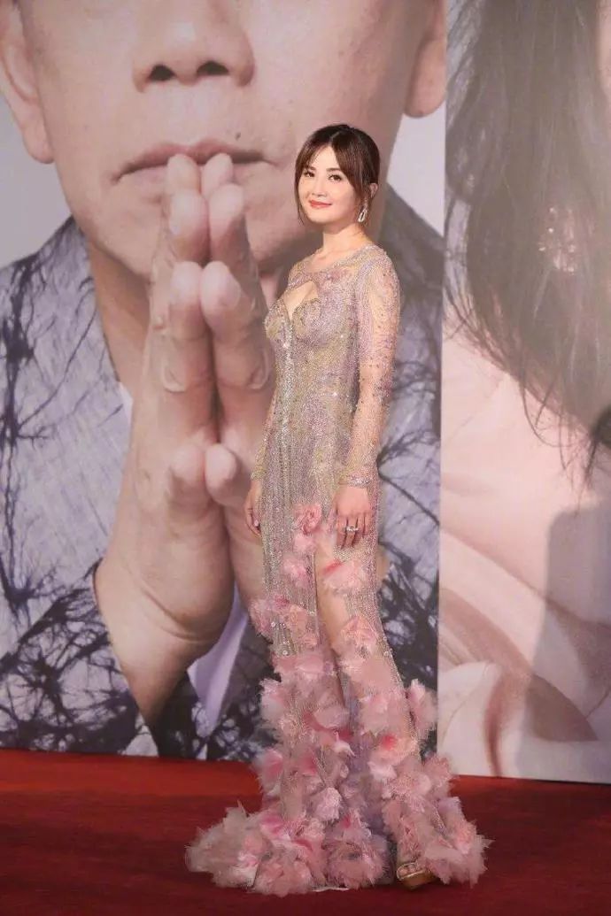 「阿Sa」37岁阿Sa开挂式长开？看她身穿“55度灰裙”的样子，身材堪称一绝