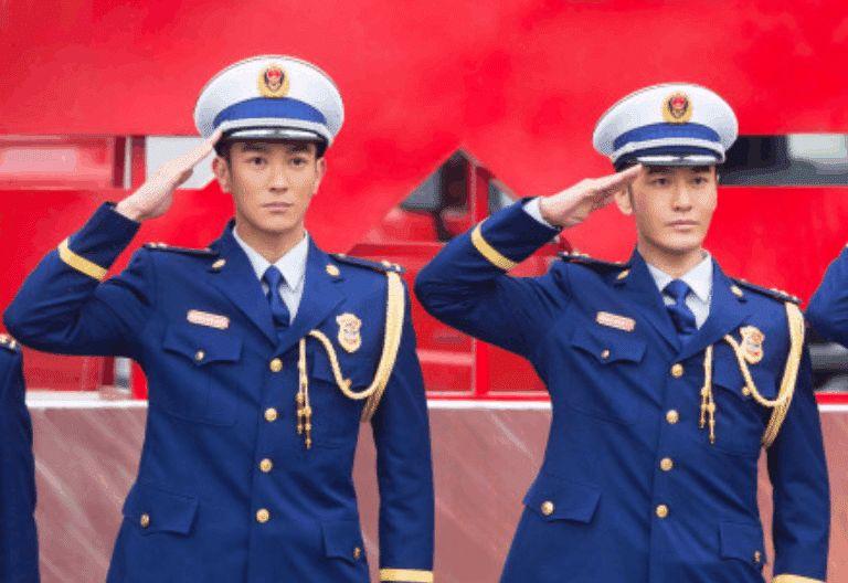 「古力娜扎」黄晓明身高1米79, 杜江身高1米80, 黄教主挺直腰杆差距依然明显