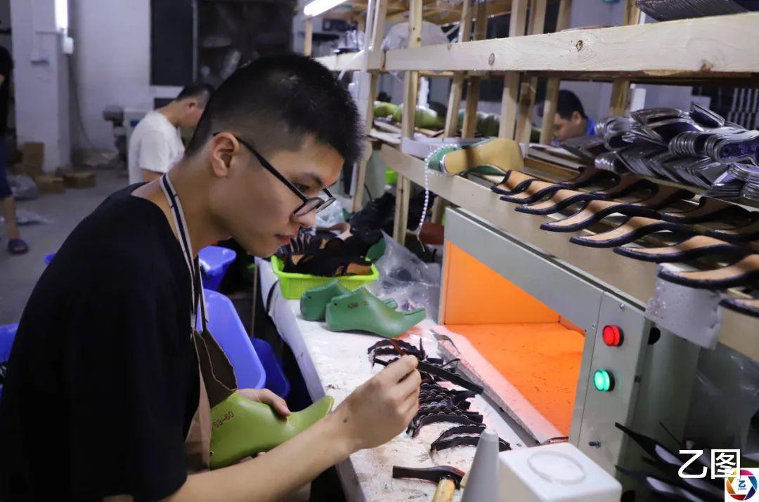 乙图|打工小夫妻双双失业，又遭女儿患病，无奈扮超人街头摆摊卖鞋