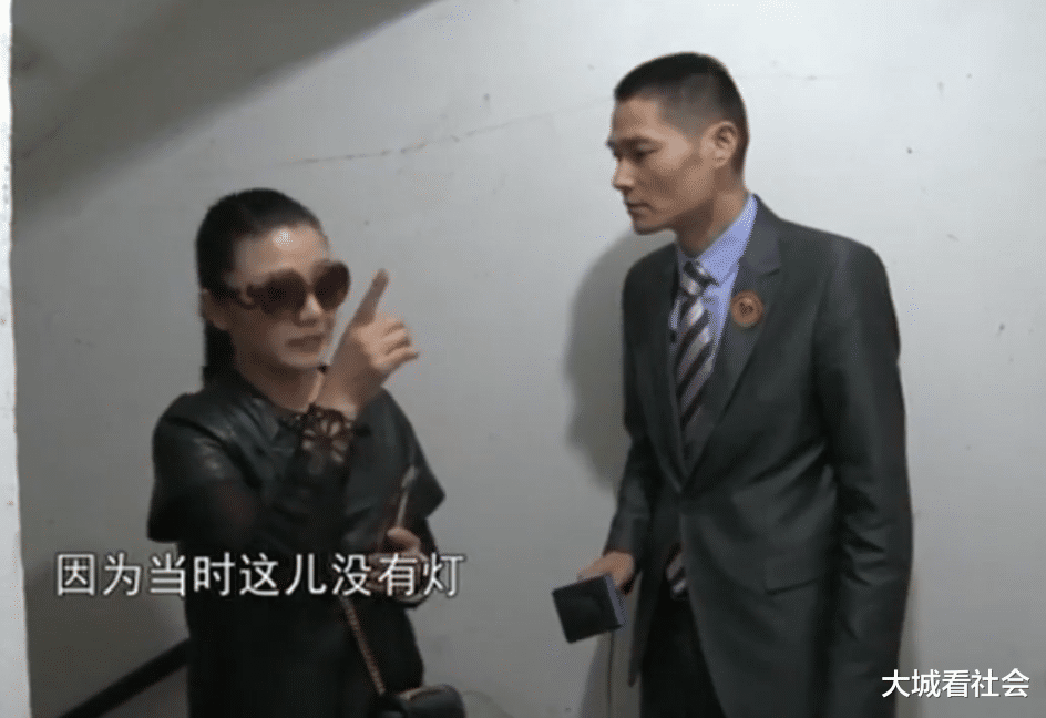 |有电梯不坐走楼梯，老人下楼摔伤离世，家属质疑楼道灯不亮