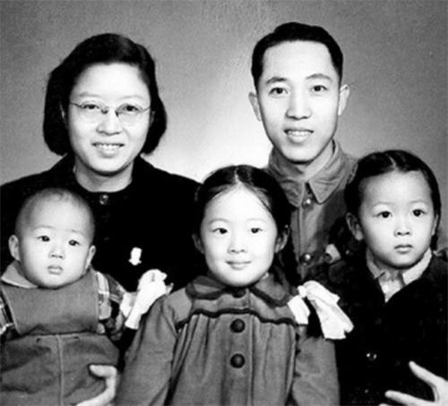 #吴孟超#吴孟超:90多岁每天做3台手术,一根“特殊”手指,令人心生敬意