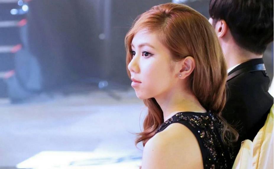 【演唱会】她自认为很红,跑到国外开演唱会,结果门票免费送都没人来看