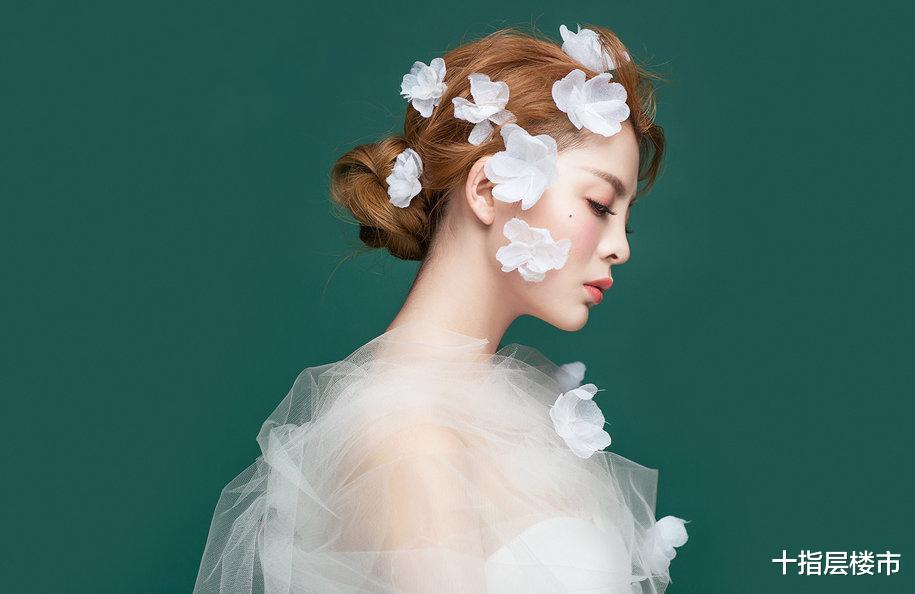 抖音“仙女姐姐”走红，花瓣洒落在秀发上，像仙女下凡！