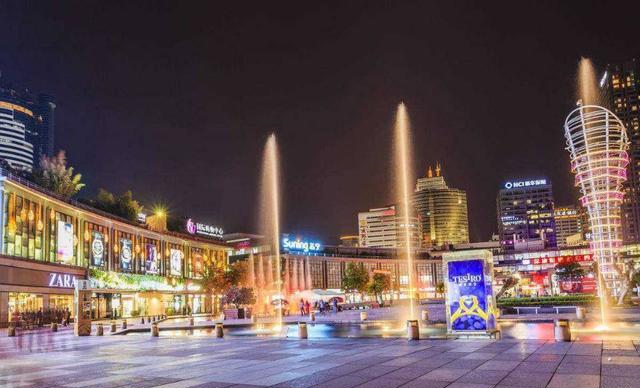 宁波：宁波“最具活力”的广场，是购物者的天堂，旅行家的首选地