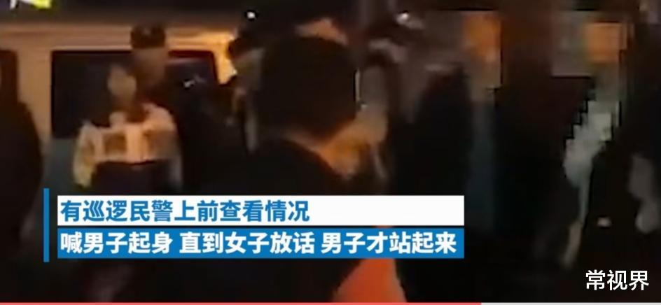 常视界|合肥街头男子像狗一样跪爬，路人纷纷驻足观看，人的尊严呢？