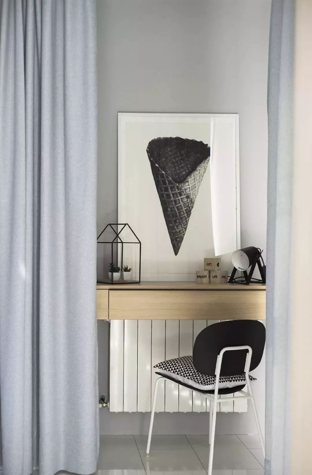 一家三口挤46㎡小家，巧用隐形门+细节收纳，打造简约木质亲子宅！