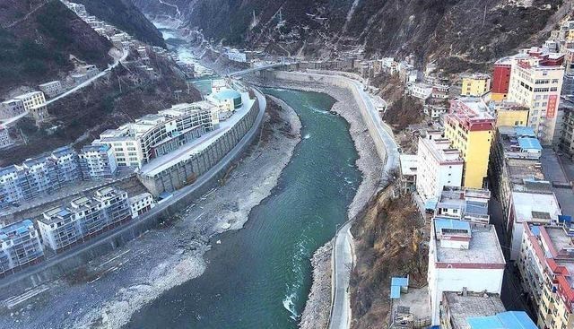 四川省|中国最独特的县城：建在海拔3千米的悬崖边，还是川藏线必经之路