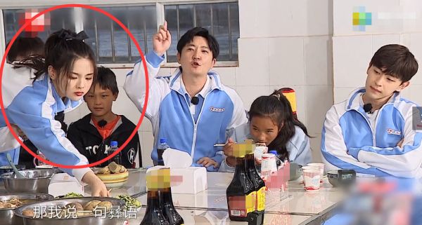 青春环游记|被安排吃农村食物，邓伦任嘉伦全程不动筷子，谁注意杨超越：这就是素质