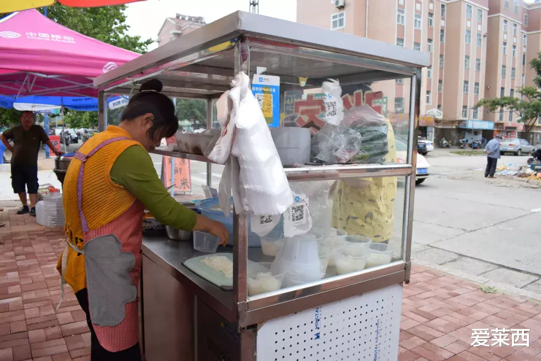 「莱西」莱西大姐摆摊卖凉皮，一天挣一千多，坚持出摊16年之久