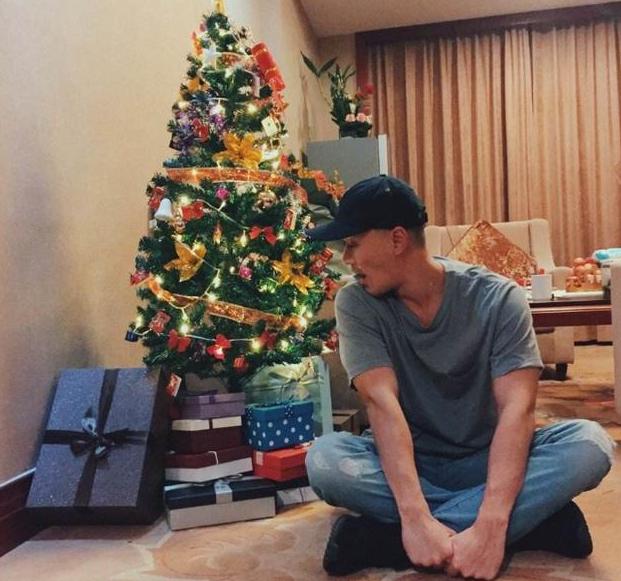 |走进林峯住的豪宅，住着香港高档的小区，家里装修却很普通