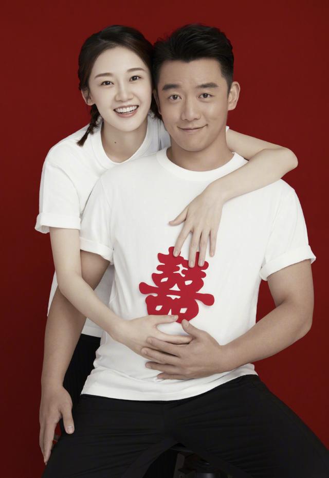 苗苗|苗苗看郑恺打球，抚摸孕肚哈欠连天显疲惫，手牵手回家感情甜蜜