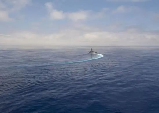 四川省▲美军一艘驱逐舰驶入东海 水兵在甲板拼出\115\字样