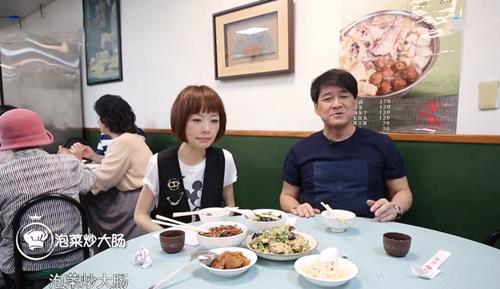 『周华健』周华健参加《鲁豫有约》，看到他请鲁豫吃的饭，打脸半个娱乐圈！