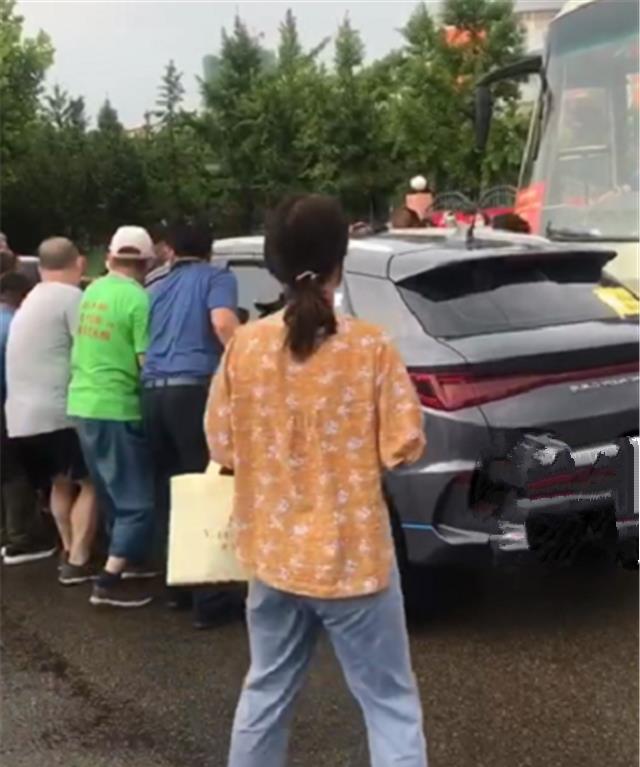 比亚迪|高考路上，一台比亚迪挡道，众人抬车挪位，是没电还是车主拒挪车