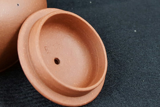 :宜兴紫砂一厂紫砂壶之铁模水平壶盖制作法