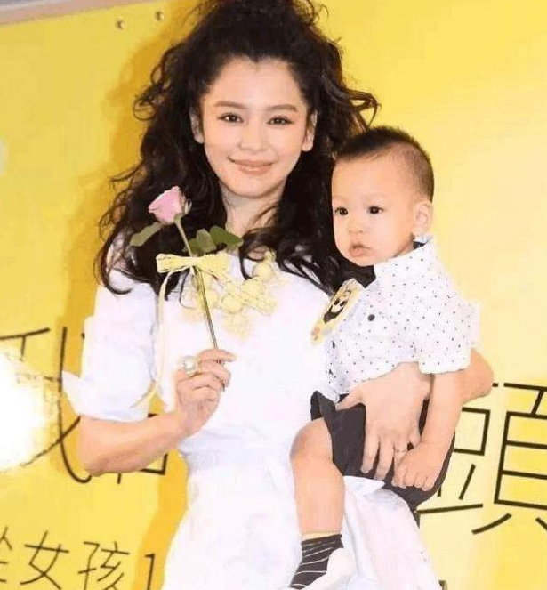 「怀孕」一代天后嫁“假有钱人”，高龄怀孕产子，后来带儿子复出却沦落成这样