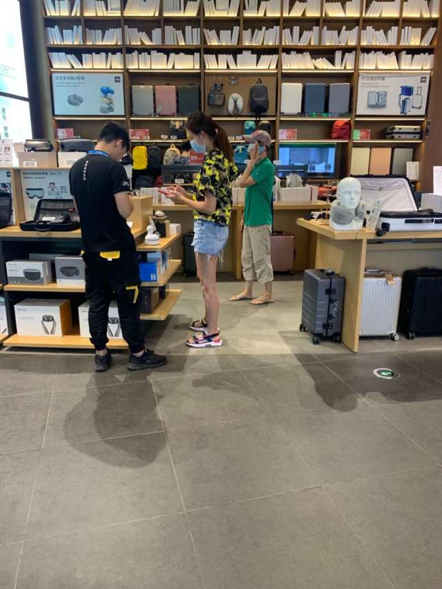 蔡少芬|蔡少芬带儿女回重庆婆家被赞接地气，打扮太朴素几乎无人认得