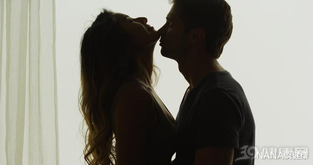 「」接吻一次交换8000万细菌！这4种病都是亲出来的，你却傻傻不知道