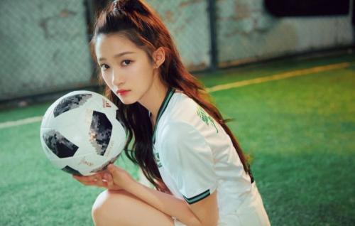 关晓彤|看看鹿晗的父母,再看看关晓彤的父母,两人的差距一目了然