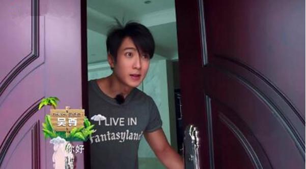 |吴尊晒出自己住的房子,内部装修像平板房,几乎一点装饰都没有