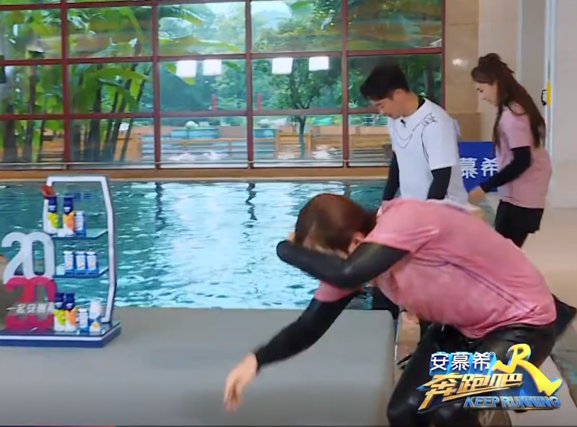 「汪苏泷」《奔跑吧》偶像包袱最重的嘉宾,落水后捂着头找帽子,助理都慌了