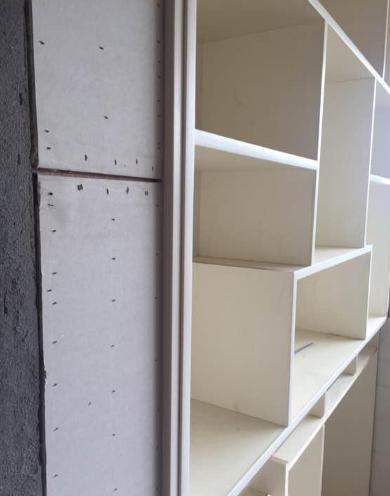 木工▲去邻居家参观装修，发现他和木工师傅在大吵，原因为啥？