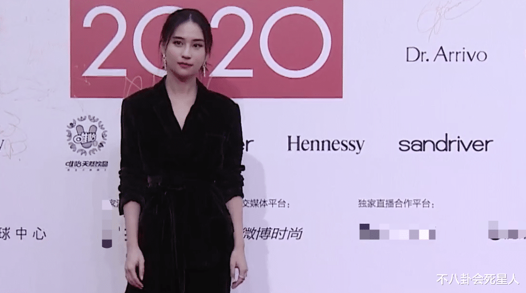 赵露思|ELLE红毯状况多:张嘉倪耳环掉了,赵露思腿粗,戚薇礼服像垃圾袋