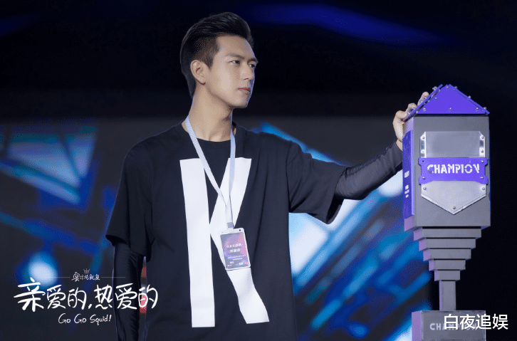 亲爱的热爱的|《亲爱的热爱的》导演出新剧，男主颜值不输李现，女主却小11岁