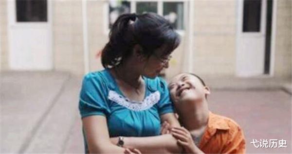 弋说历史|83岁母亲喂智障儿吃60颗安眠药死亡，自首后，她的话听哭了无数人