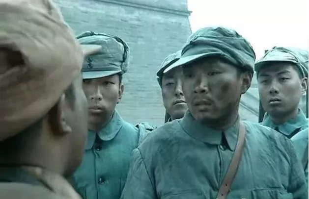 【李云龙】亮剑李云龙2师为何是黄军装，李粟5师却是蓝军装，看完你就晓得了