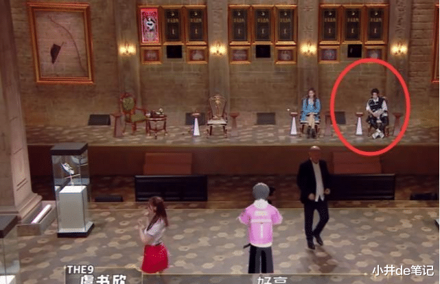 章泽天|虞书欣录节目当众脱外套，却忘了还穿着露脐装，王琳凯眼神都变了