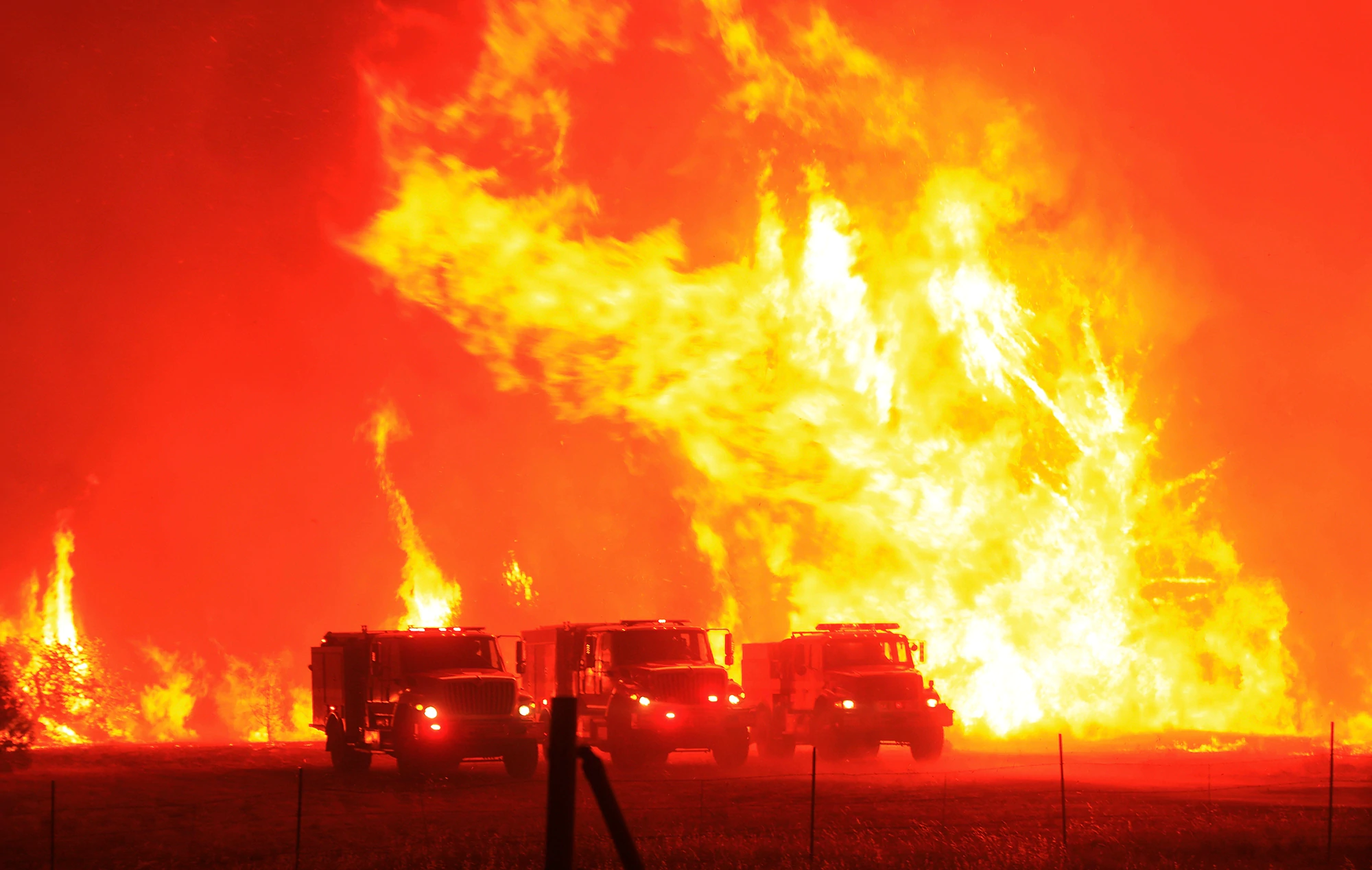 美國一天內遭遇10849次落雷，加州數百個火災現場宛若地獄-圖4