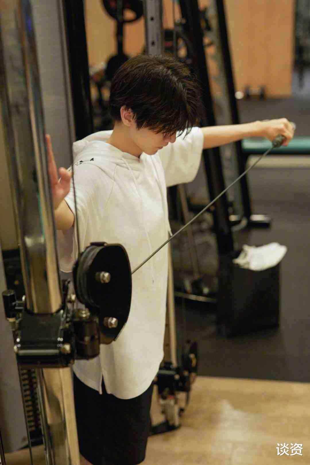 蟑潮|王俊凯晒体重180cm仅90多斤，为戏减重20斤，水煮菜吃了半年